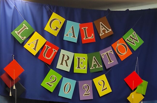 Na granatowym tle kolorowy napis Gala Laureatów 2022