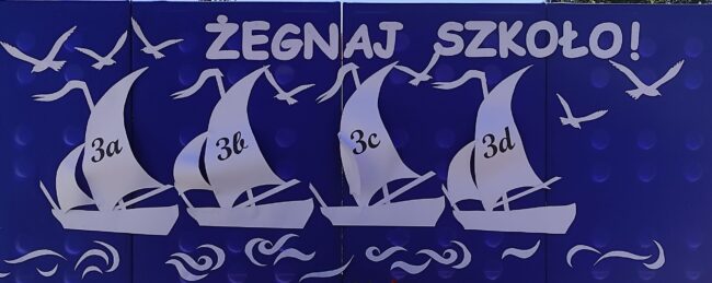 Na granatowym tle 4 białe łódki i biały napis ŻEGNAJ SZKOŁO