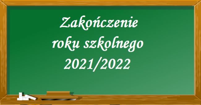 Zielona tablica szkolna z drewnianym obramowaniem. Natablicy napis Zakończenie roku szkolnego 2021/2022
