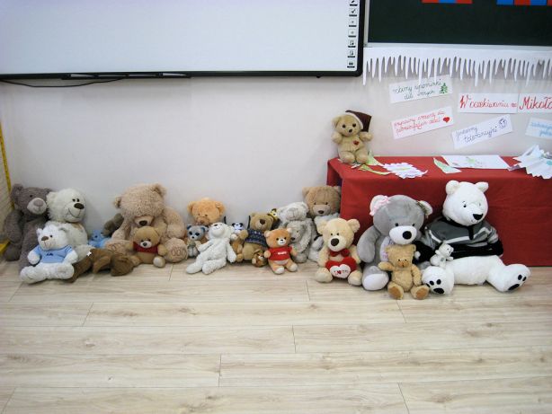 dzien_misia zbiór maskotek misia, przyniesionych do klasy przez dzieci.