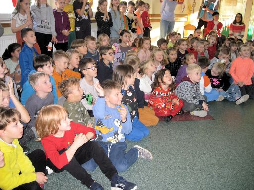koncert Dzieci w skupieniu słuchają utworu podczas koncertu muzycznego pod patronatem AmberShire, Urzędum Miasta Gdyni oraz UNICEF