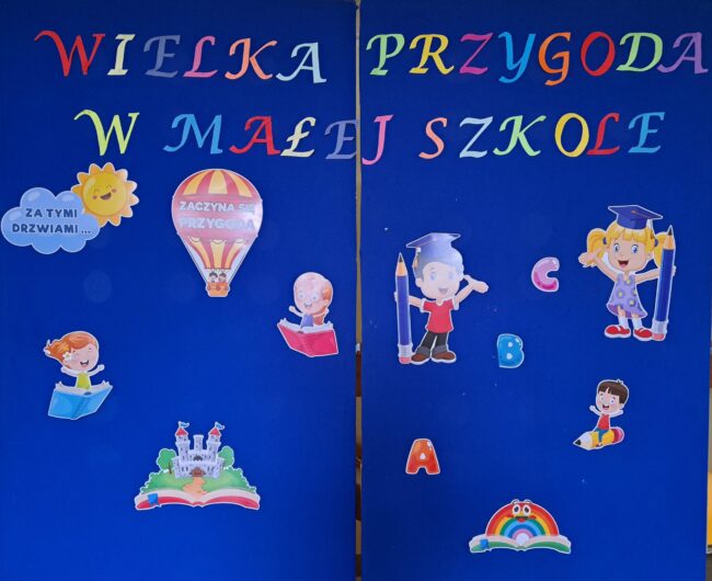 na granatowym tle napis WIELKA PRZYGODA W MAŁEJ SZKOLE wraz z kolorowymi obrazkami dzieci, książek i literek