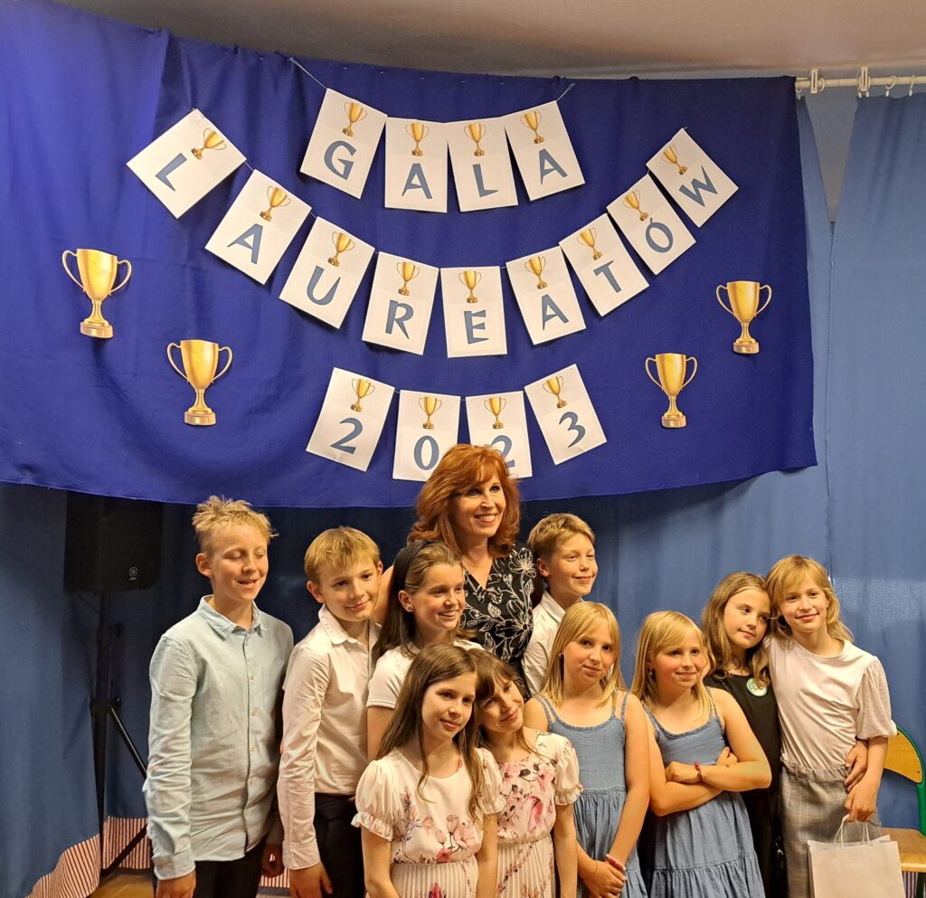 Grupa uczniów z klasy III wraz z wychowawcą podczas Gali Laureatów 2023