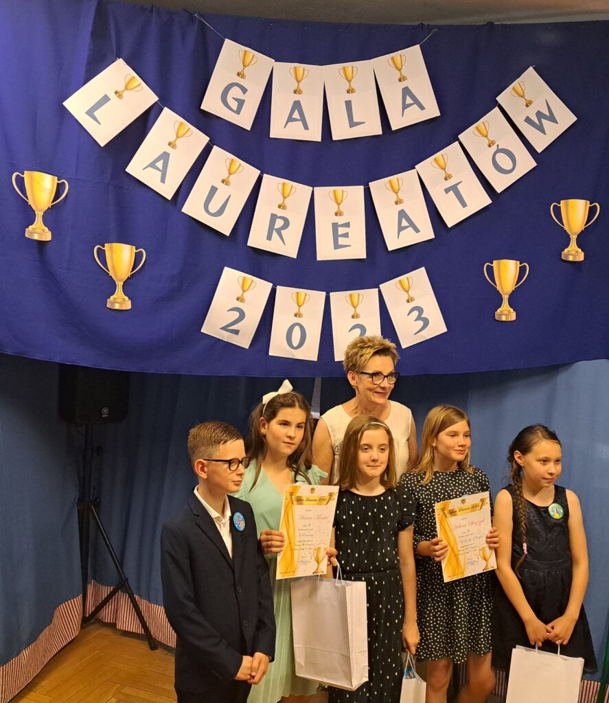 Grupa uczniów z klasy III wraz z wychowawcą podczas Gali Laureatów 2023