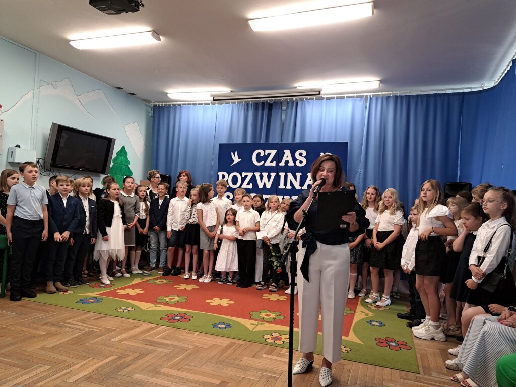 Klasy trzecie oczekują na kolejny punkt uroczystości zakończenia roku szkolnego zapowiadany przez konferansjera