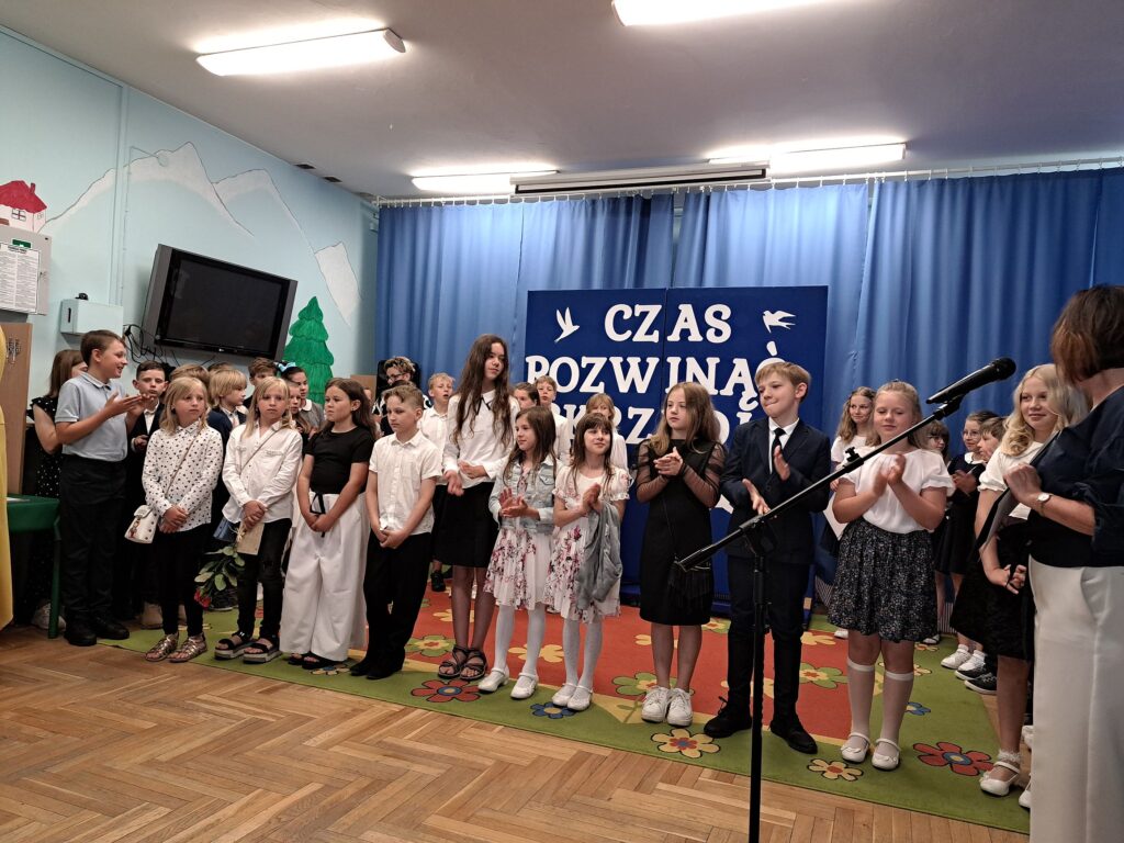 Wyczytani uczniowie czekają na wręczenie dyplomów