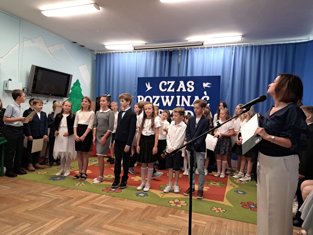 Wyczytani uczniowie czekają na wręczenie dyplomów