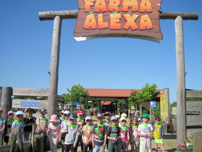 Klasa 0 B przy wejściu na Farmę Alexa