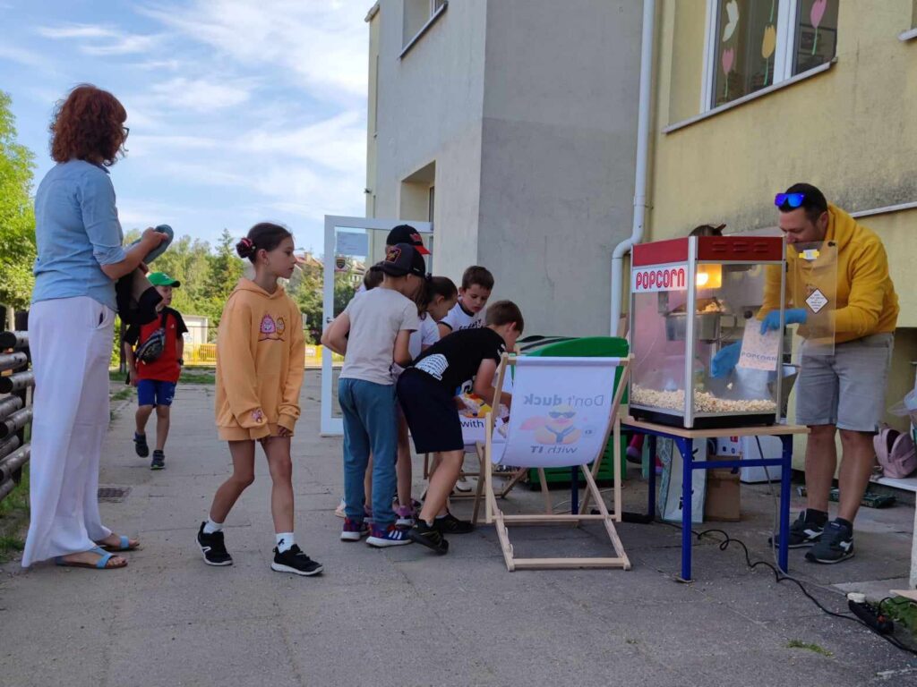 dzieci w kolejce po popcorn