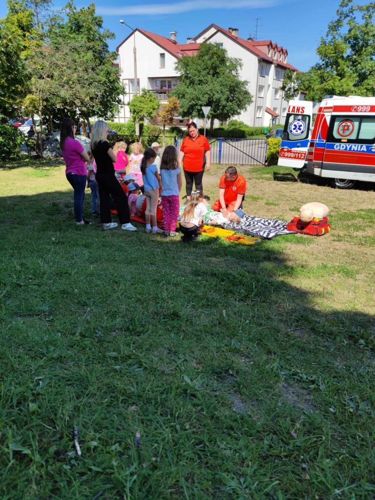 Ratownicy prezentują uczniom jak należy udzielić pierwszej pomocy poszkodowanej osobie