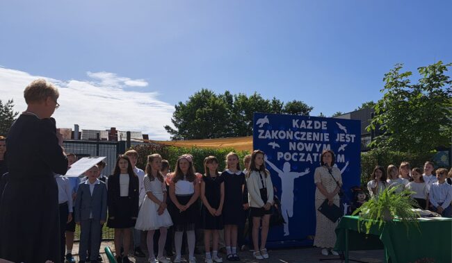 Pani dyrektor przemawia do uczniów klas trzecich podczas zakończenia roku szkolnego