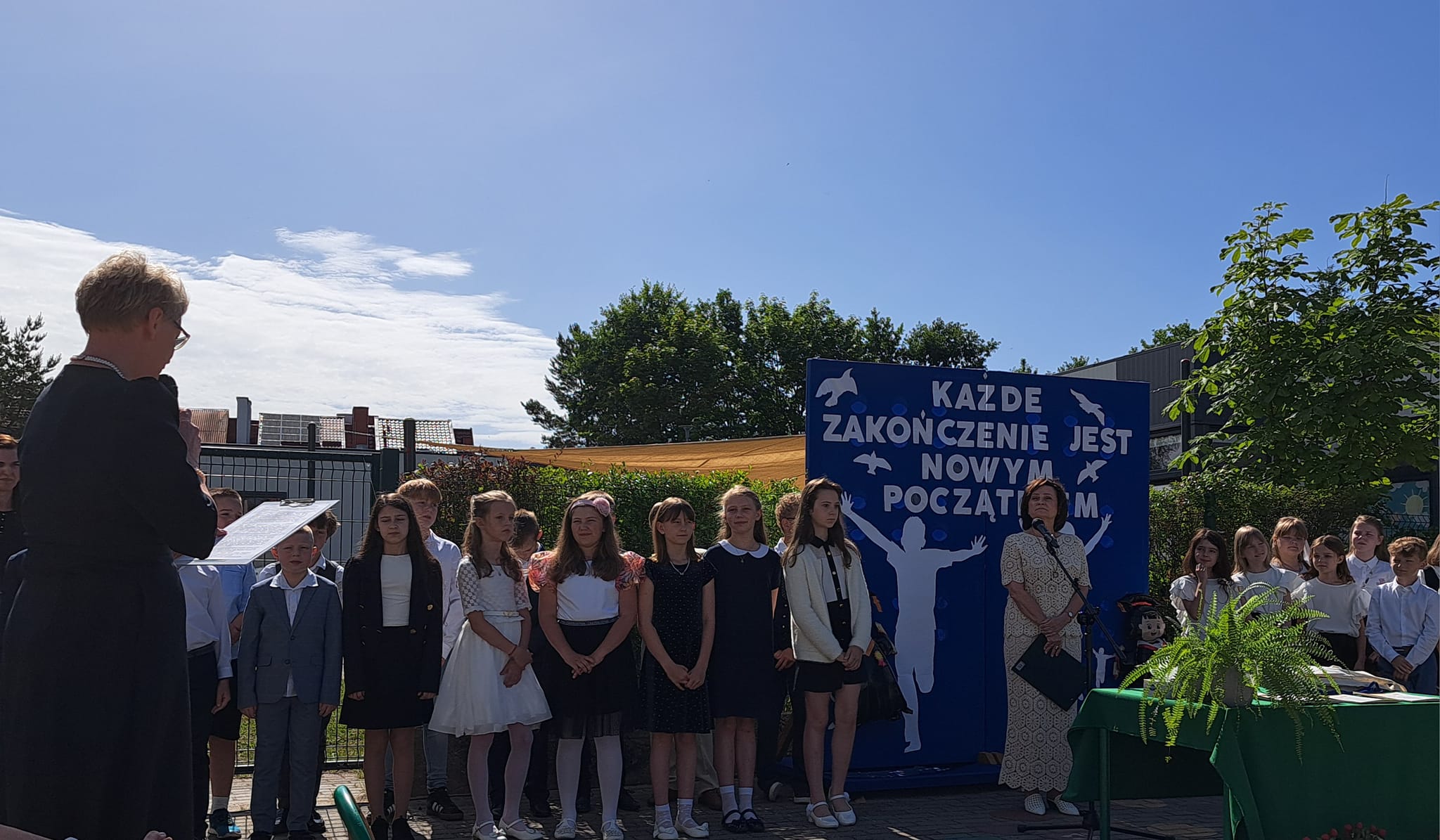 448679992_1017718777025143_5814295681984823457_n Pani dyrektor przemawia do uczniów klas trzecich podczas zakończenia roku szkolnego