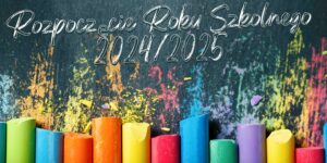 Napis ROZPOCZĘCIE ROKU SZKOLNEGO 2024/2025 na tle tablicy z kolorowymi kredami.