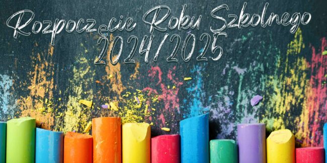 Napis ROZPOCZĘCIE ROKU SZKOLNEGO 2024/2025 na tle tablicy z kolorowymi kredami.